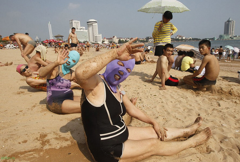 Маски фейскини (face-kini) набирают популярность на пляжах Китая