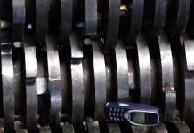 «Дуэль» между «нерушимой» Nokia 3310 и промышленным шредером