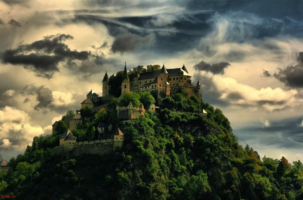 10 самых впечатляющих замков Европы, которые стоит посетить