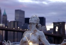 Необычная скульптура медитирующей женщины в Нью-Йорке