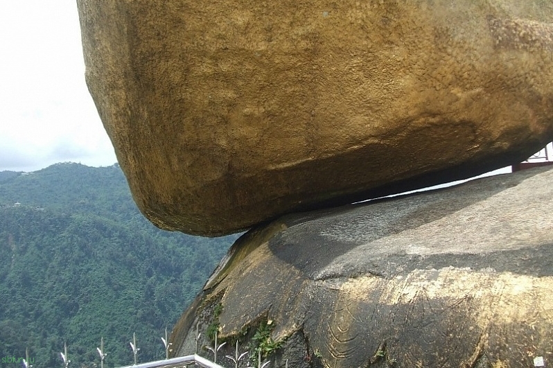 Золотой камень на горе Чайттийо (Мьянма)