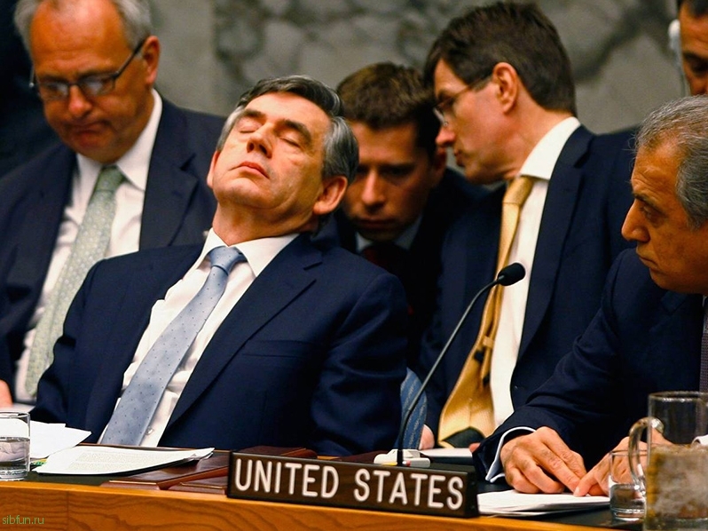 16 потешных фото из серии "Спят усталые политики"
