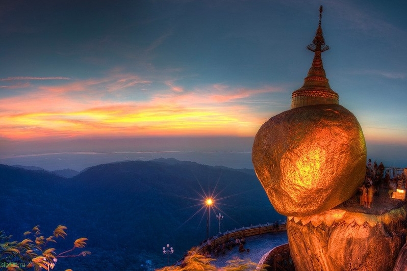 Золотой камень на горе Чайттийо (Мьянма)