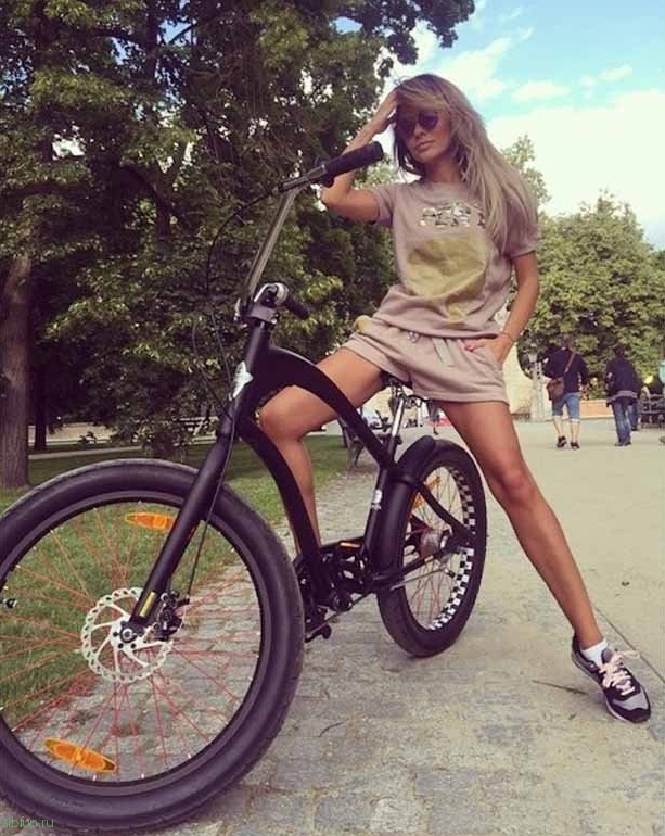 Привлекательные девушки на велосипедах 