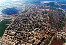 Гигантский алмазный карьер в городе Мирный. Фото и видео