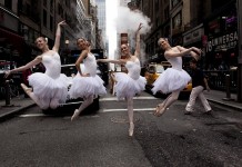 Танцоры балета развлекаются…