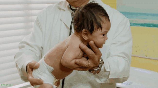Педиатр показывает, как успокоить плачущего ребенка за считанные секунды