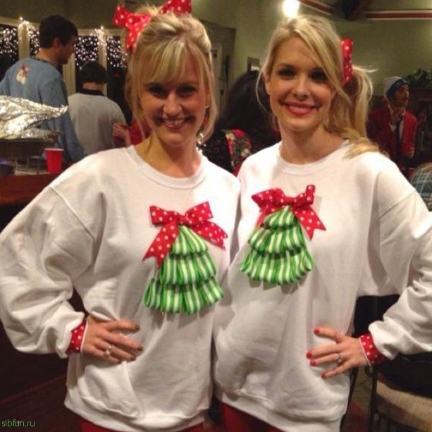 Девушки из соцсетей в рождественских свитерах