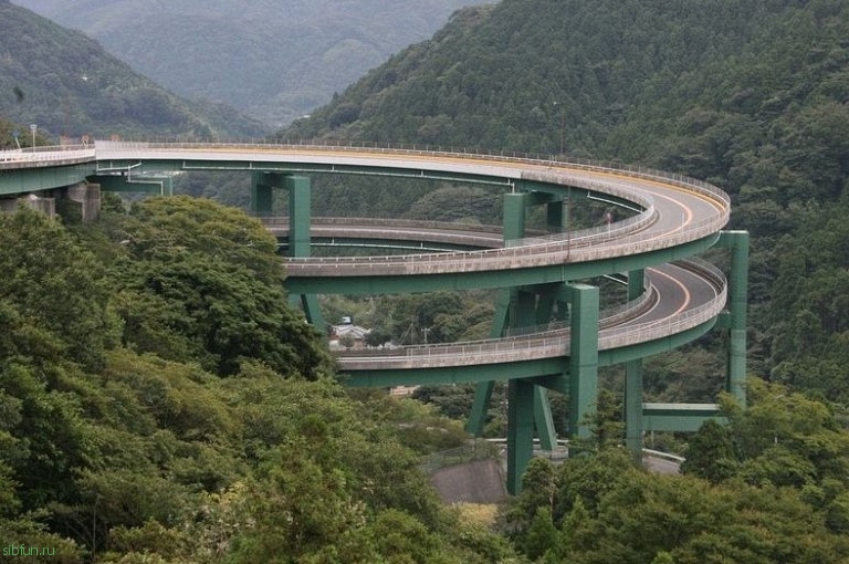 Винтовой мост Кавадзу-Нанадару в Японии