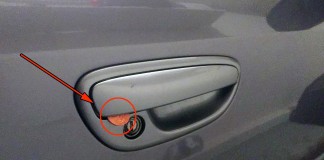 Если вы увидели монету на двери авто — действуйте немедленно!