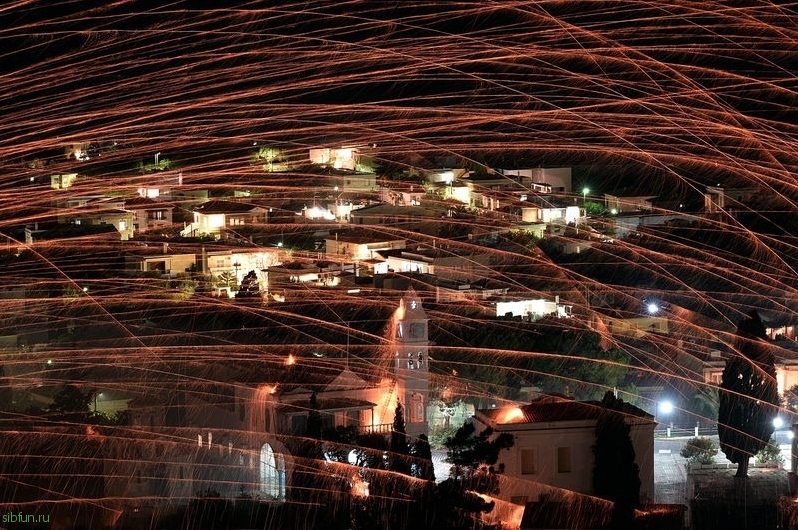 Фестиваль фейерверков Rouketopolemos в Греции
