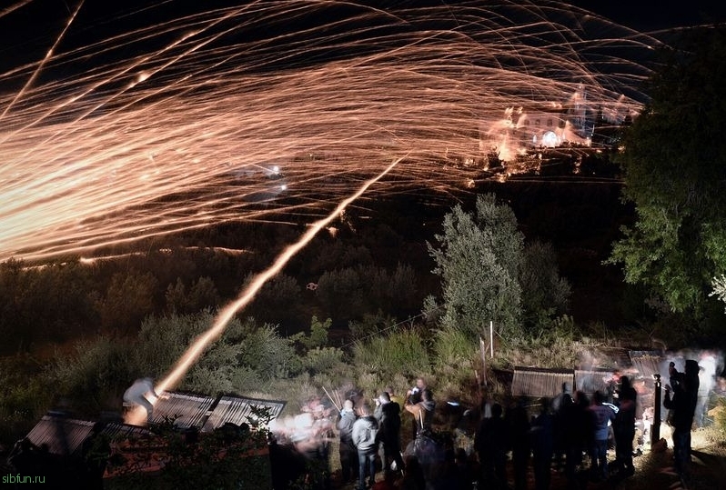 Фестиваль фейерверков Rouketopolemos в Греции