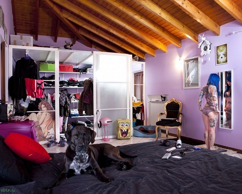 Проект "Зеркала и Окна": взгляд в спальню девушек