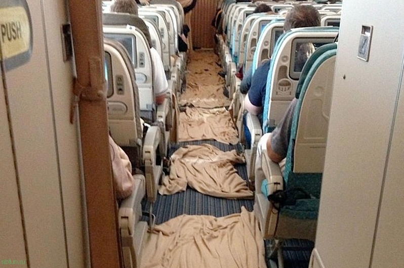Сильная турбулентность в самолёте: последствия (7 фото)