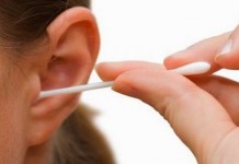 Почему нельзя чистить уши ватными палочками