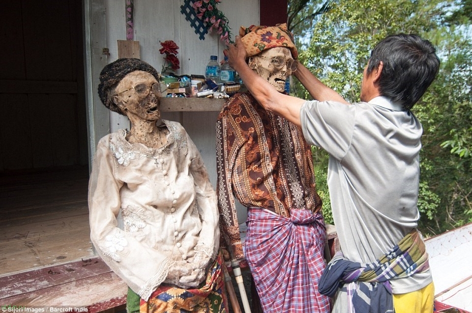MaiNene или Церемония очищения трупов в Индонезии