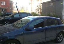 Неизвестный проткнул ломом лобовое стекло автомобиля в Санкт-Петербурге