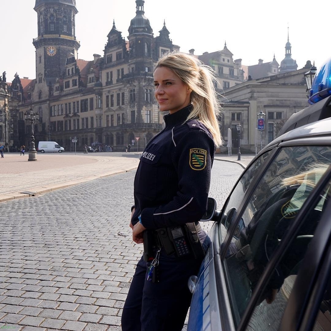 Instagram старшего офицера полиции Германии, которой хотели бы сдаться многие мужчины 
