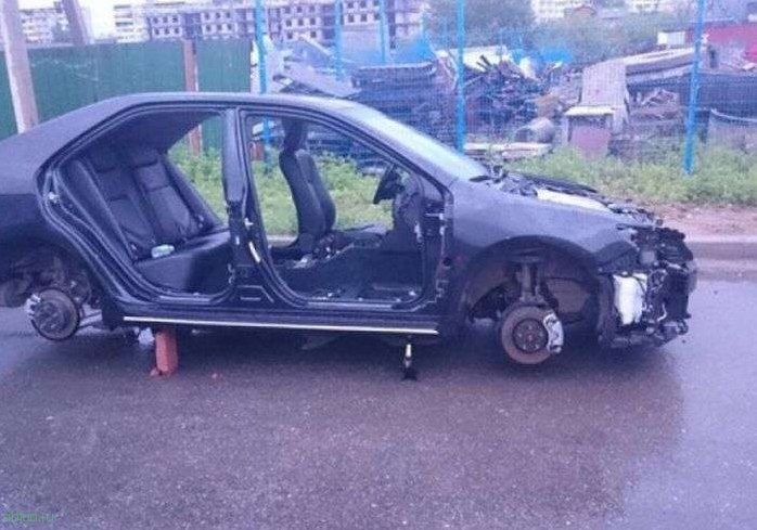 В Хабаровске неизвестные за нескольких часов практически полностью разобрали автомобиль