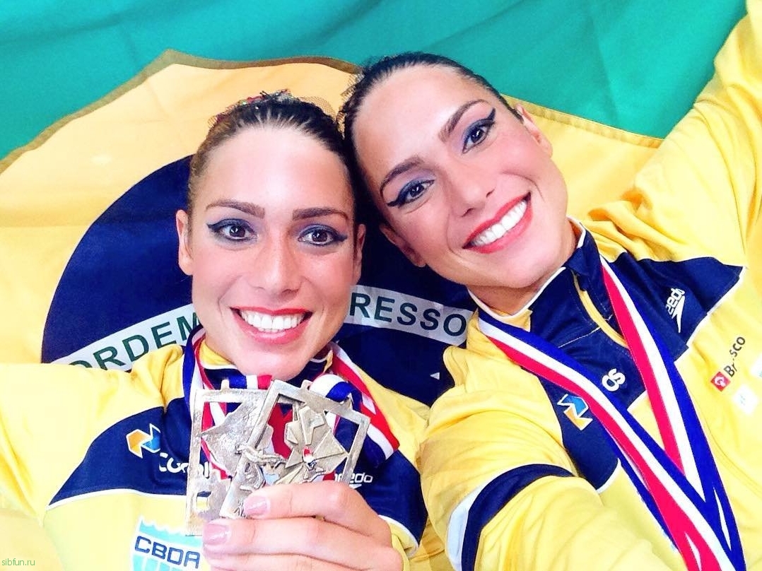 Бразильские синхронистки, сёстры-близнецы Биа и Бранка Ферес 