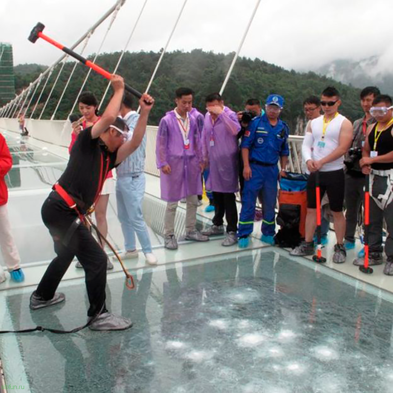 В Китае открылся новый стеклянный мост над пропастью
