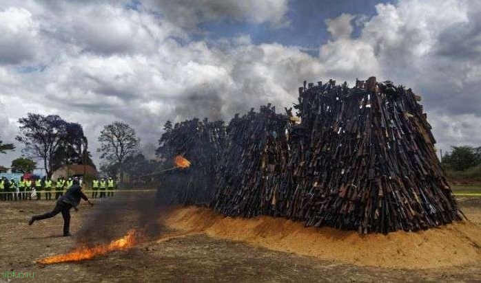 В Кении сожгли нелегальное оружие