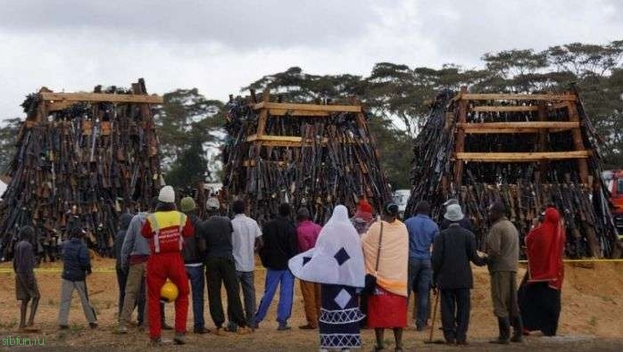 В Кении сожгли нелегальное оружие