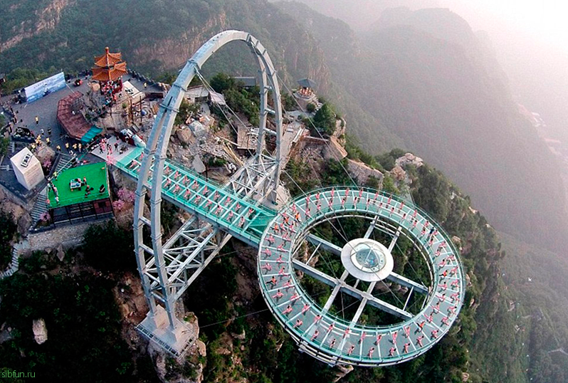 В Китае открылся новый стеклянный мост над пропастью