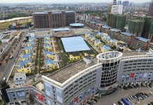 На крыше торгового центра в Китае «зависли» 25 вилл
