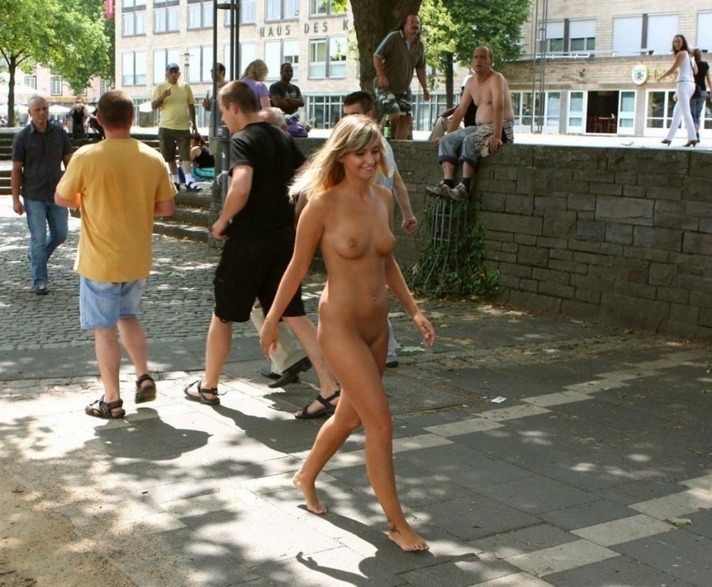 голая девушка в общественном месте фото фото 26
