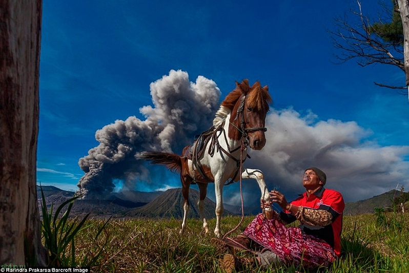 Тенгеры – народ, который живёт и работает в окрестностях извергающегося вулкана Бромо