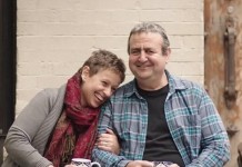 Муж надевает розовую пачку и путешествует по всему миру, чтобы рассмешить свою жену