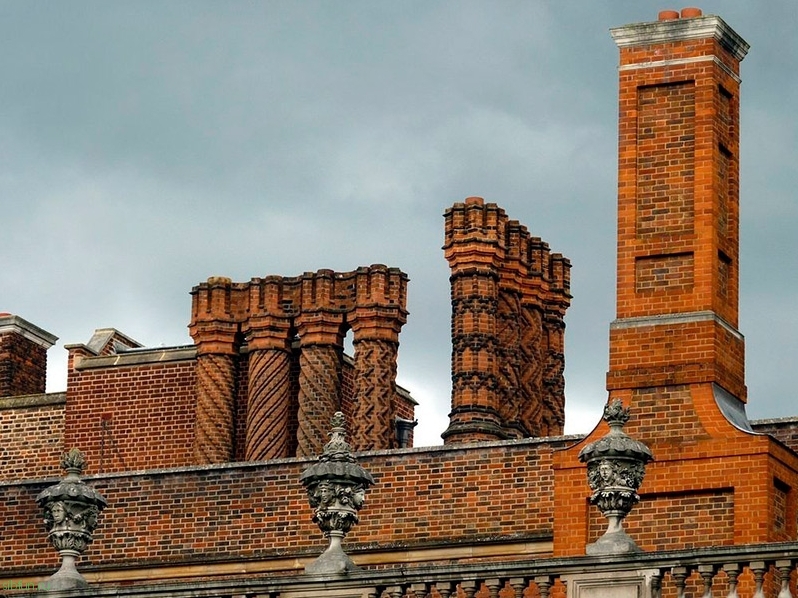 Необычные дымоходы дворца Hampton Court Palace