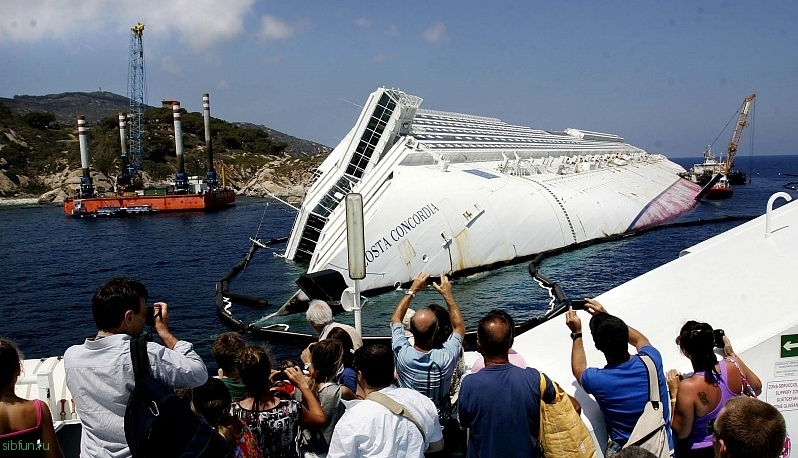 Лайнер Costa Concordia демонтируют в порту Генуи