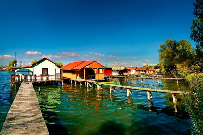 Необычная плавучая деревня в Венгрии
