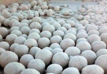 Необычные ледяные шары на озере Мичиган и на пляже Струми в Эстонии