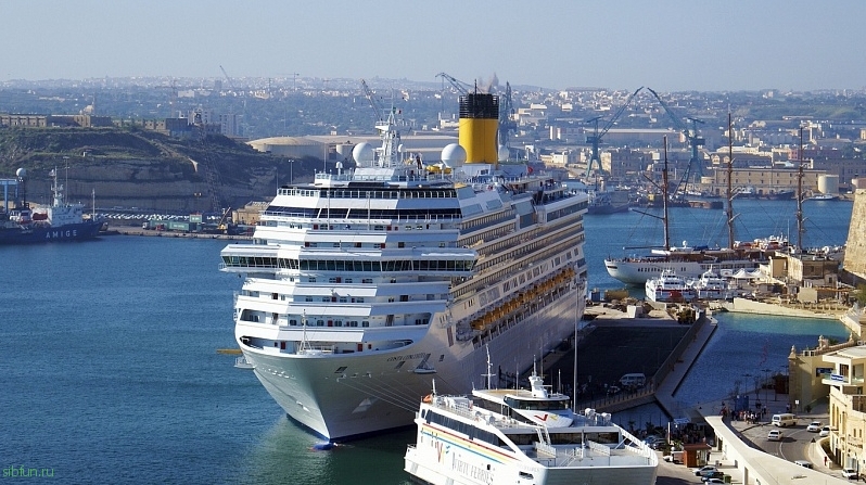 Лайнер Costa Concordia демонтируют в порту Генуи
