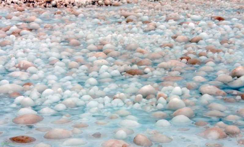 Необычные ледяные шары на озере Мичиган и на пляже Струми в Эстонии
