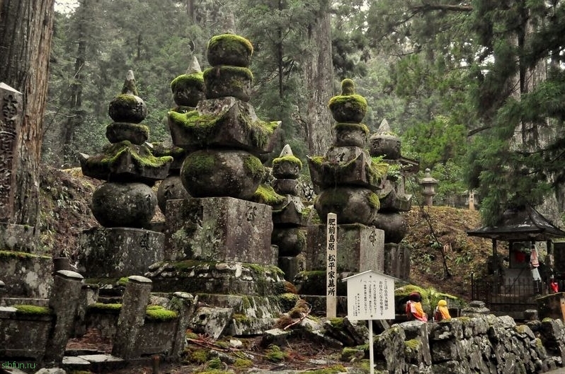 Окуноин: крупнейшее кладбище в Японии