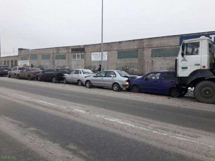 В Санкт-Петербурге неудачно припарковался мусоровоз