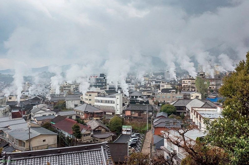 Беппу – японский городок, под которым бушуют сотни геотермальных источников