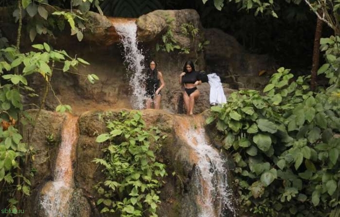Ким Кардашян искупалась в водопаде на отдыхе в Коста-Рике