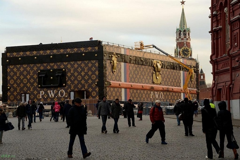 Чемодан Louis Vuitton "не прижился" на Красной площади