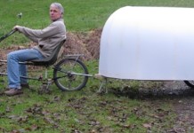 Одни называют его сумасшедшим, другие – гением: американец много лет путешествует с крошечным домиком на колёсах