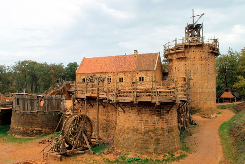 Геделон — средневековый замок во Франции, который строят сейчас