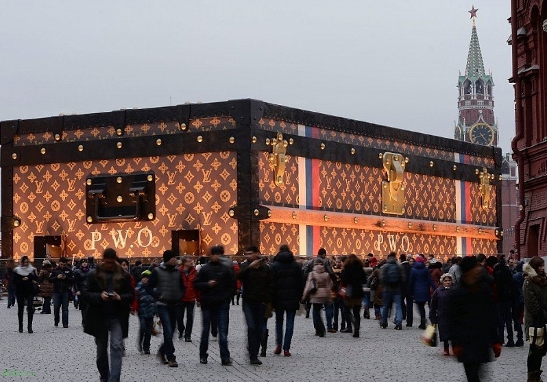 Чемодан Louis Vuitton "не прижился" на Красной площади