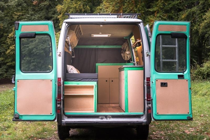 Венгерский фотограф переоборудовал свой старенький фургон в машину для путешествий