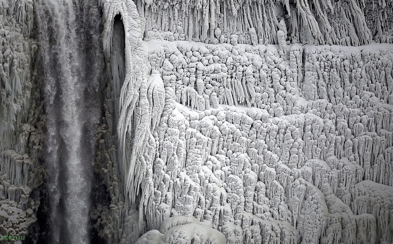 Впервые за 100 лет замёрз Ниагарский водопад