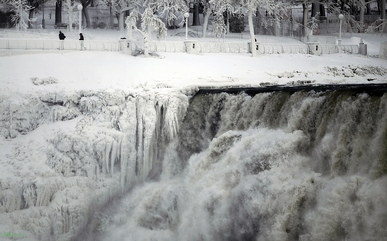 Впервые за 100 лет замёрз Ниагарский водопад