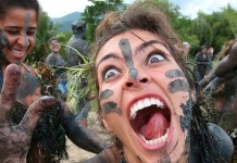 Грязевая вечеринка «Bloco da Lama» в Бразилии